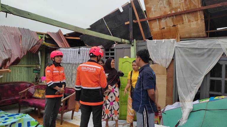 Tim BAZNAS Makassar Bantu Korban Puting Beliung