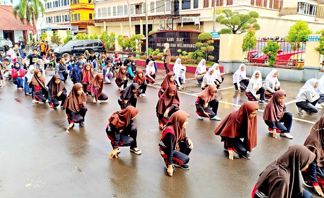Latihan bersama di halaman kantor Polres Gowa. (Ist)