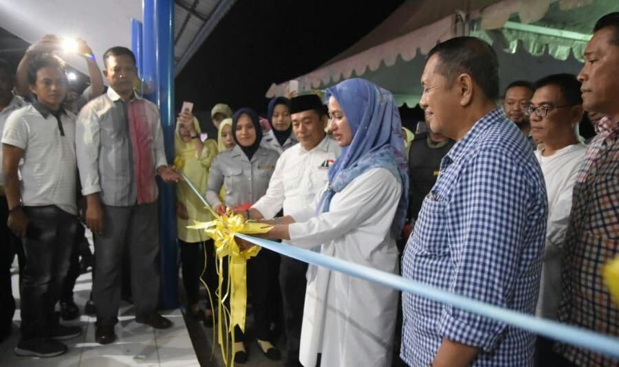 Bupati Hj Indah Putri Indriani menggunting pita saat akan melepas sejumlah Bus Antar Kota Antar Provinsi. (yus)