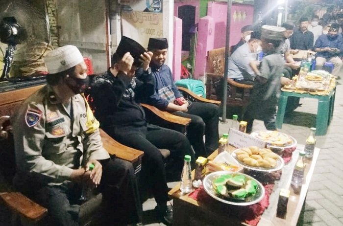 Sebagai Bentuk Empati, Bhabinkamtibmas Tabaringan Hadiri Takziah Warganya