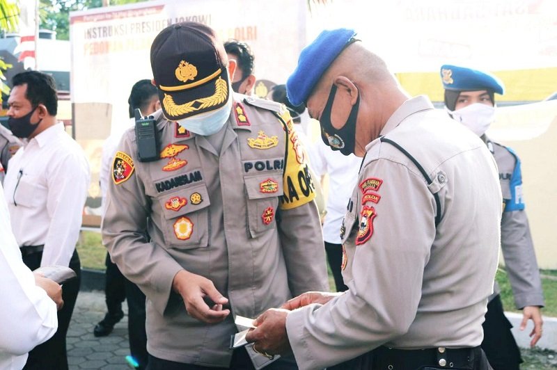 Tingkatkan Disiplin, Kapolres Pelabuhan Makassar Cek Kelengkapan Administrasi Anggotanya